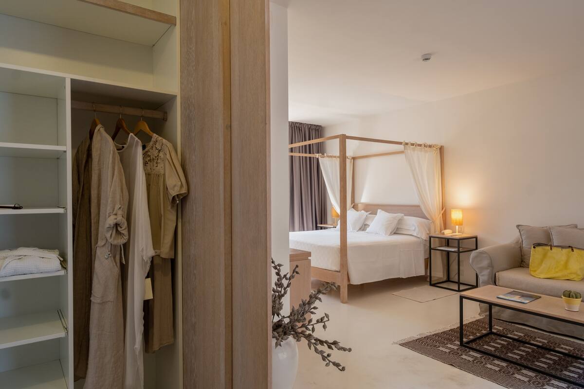 Suite Junior (Deluxe) | Seprai premium, selimut bulu angsa, busa memori, dan minibar
