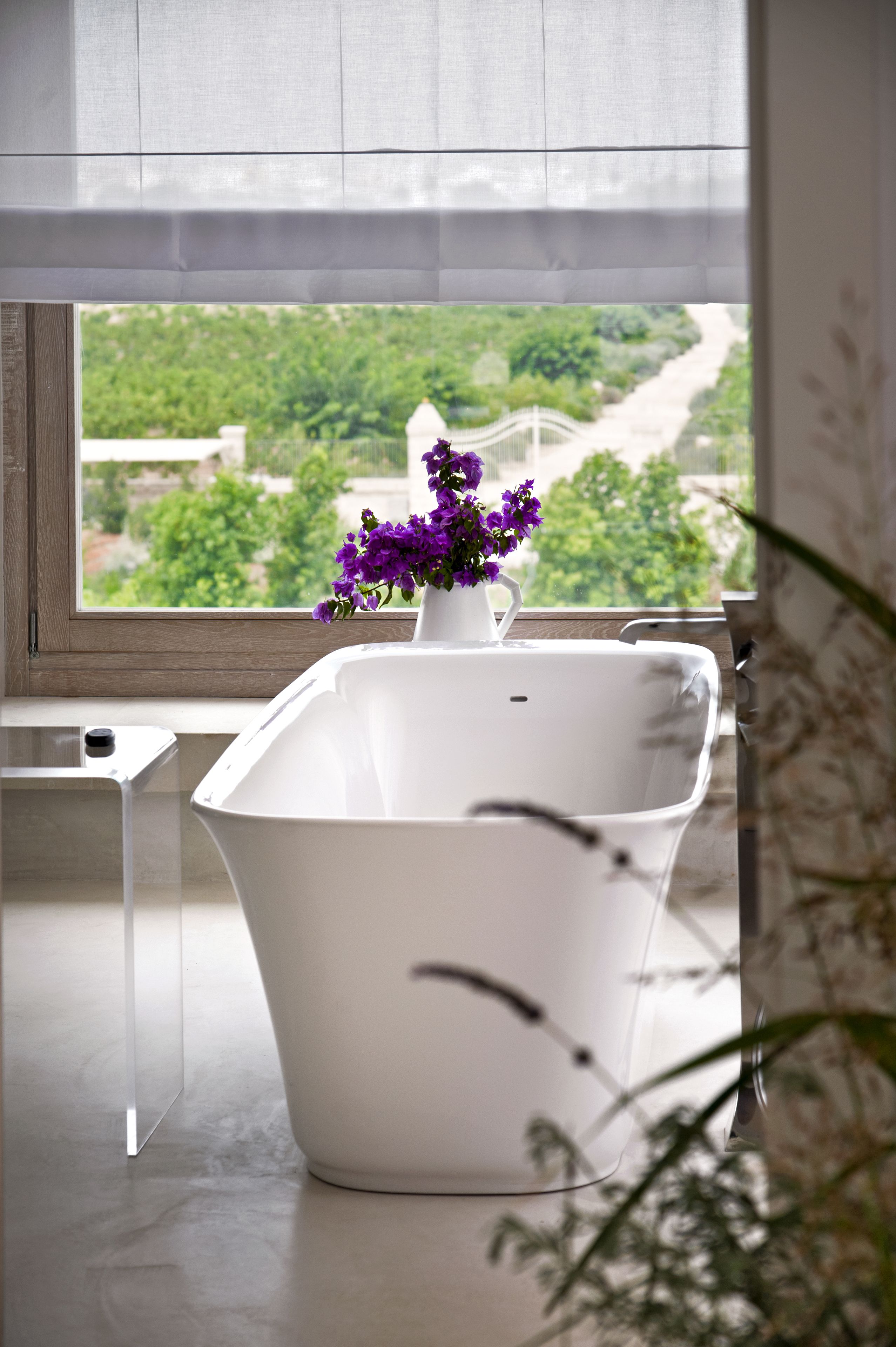 deep-soaking bathtub