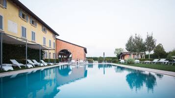 Piscine extérieure, chaises longues