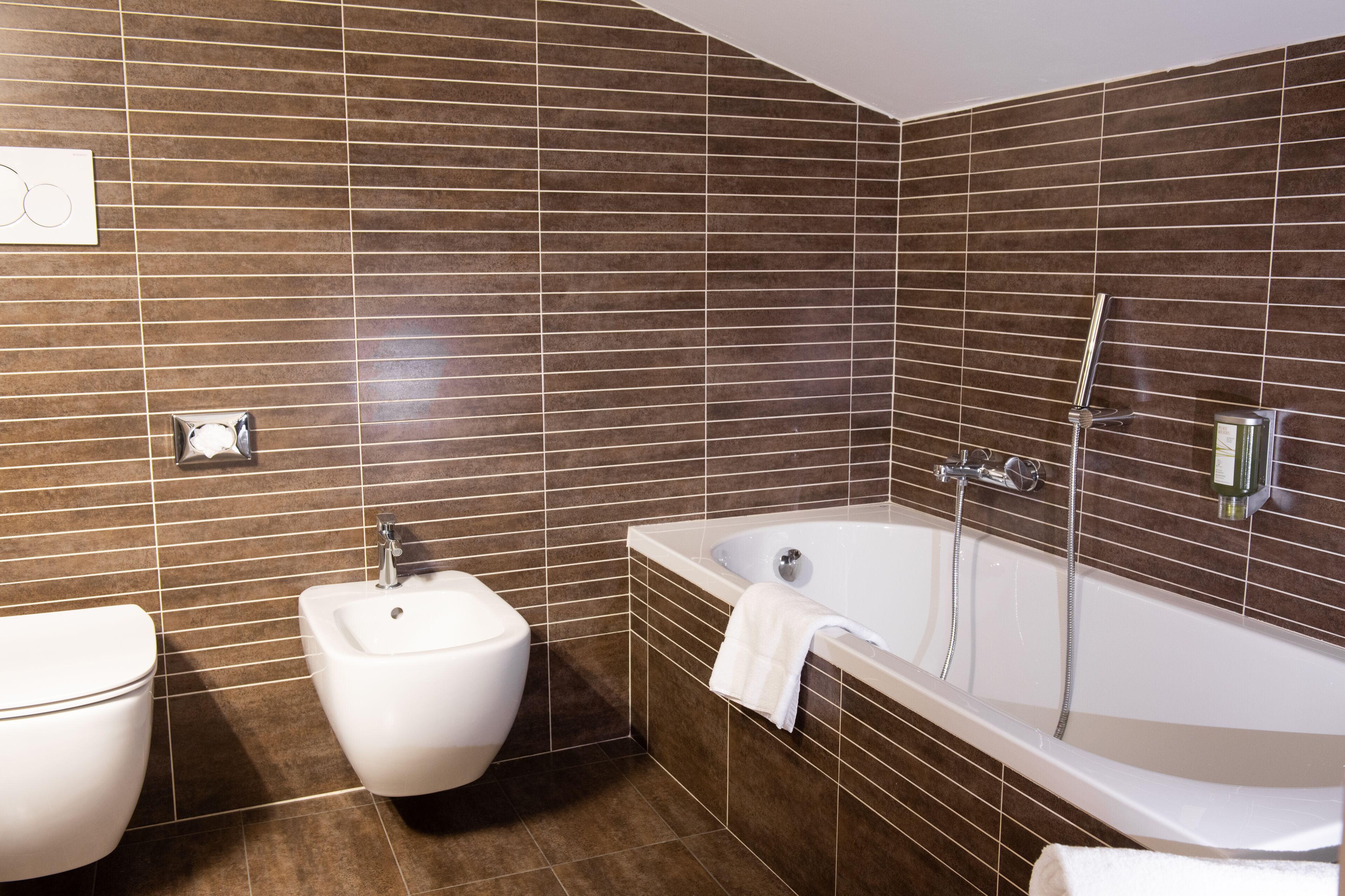 traditional suite, 2 bedrooms, connecting rooms | bathroom | shower, rainfall showerhead, free toiletries, hair dryer