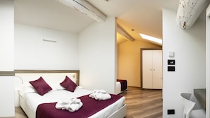 A modern hotel room with a large bed, a desk, and a wardrobe. - Hotel Corte del Paggio (Valeggio sul Mincio)