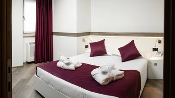 Traditionell svit - 2 sovrum - anslutande rum | SÀngtillbehör av högsta kvalitet, duntÀcken och minibar