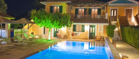 2 piscinas al aire libre, sombrillas, sillones reclinables de piscina