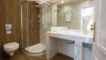 Family Studio | Bathroom | Free toiletries, hair dryer, towels