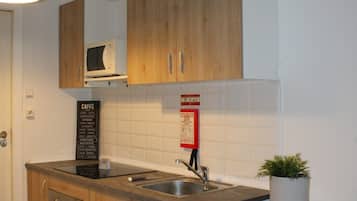 Suite estudio | Cocina privada | Refrigerador, parrilla de estufa, cafetera y tetera y tetera eléctrica