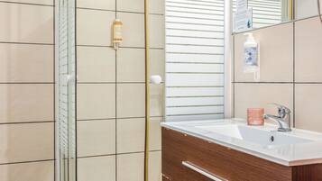 Superior Studio Suite | Bathroom | Shower, towels
