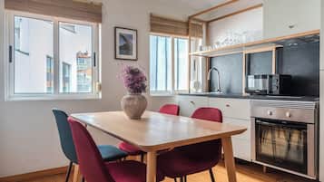 Apartemen Deluks (6 People) | Dapur pribadi | Lemari es, kompor, mesin pembuat kopi/teh, dan ketel listrik