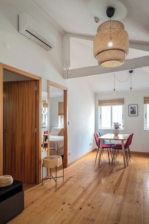 Deluxe Apartment (6 People) | Living area | 22-inch TV with satellite channels - Oporto Maison Entreparedes (Porto)
