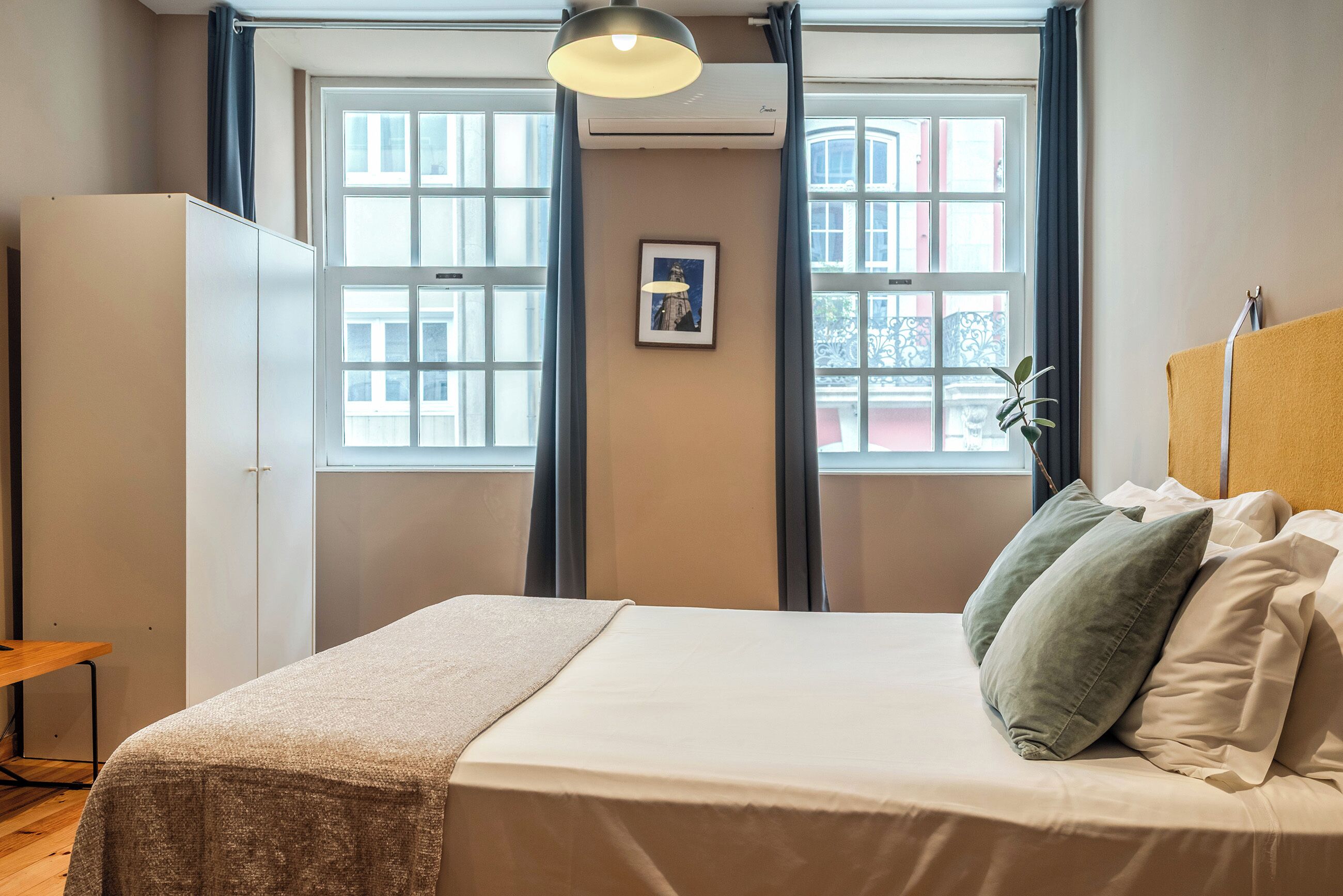 Prestige Enrumslägenhet med balkong | Sängtillbehör av högsta kvalitet, duntäcken och memory foam-madrasser