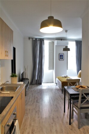 Studio Suite | Private kitchen | Fridge, stovetop, coffee/tea maker, electric kettle - Oporto Maison Entreparedes (Porto)