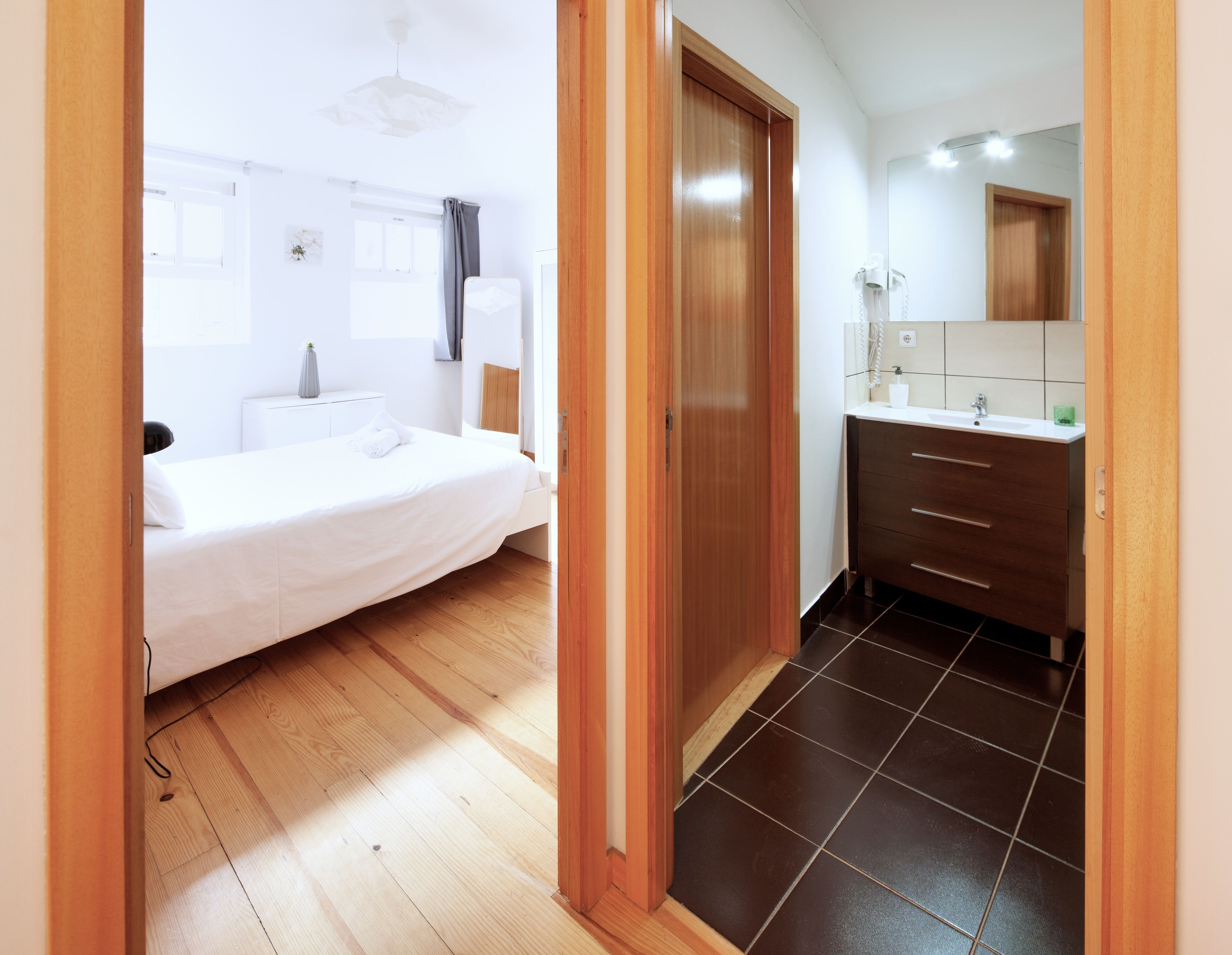 Apartment (4 People) | Premium bedding, down comforters, memory foam beds