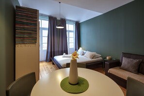 Premium bedding, down duvets, memory-foam beds, individually decorated - Oporto Maison Entreparedes (Porto)