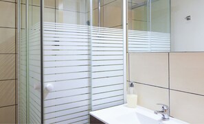 Superior Studio Suite | Bathroom | Shower, towels - Oporto Maison Entreparedes (Porto)