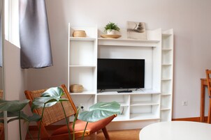 Apartamento (4 People) | Área de estar | TV 22 polegadas com canais via satélite