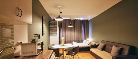 2 Schlafzimmer, hochwertige Bettwaren, Daunenbettdecken