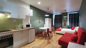Prestige Studio Apartment with Balcony | Cocina privada | Refrigerador, parrilla de estufa, cafetera y tetera y tetera eléctrica