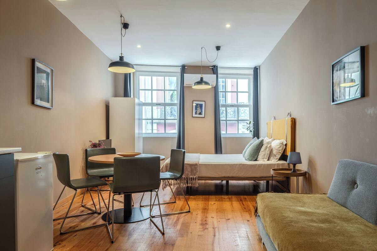 Prestige Studio Apartment with Balcony | 客廳 | 22 吋電視連衛星電視頻道