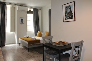 Studio Suite | Premium bedding, down comforters, memory foam beds - Oporto Maison Entreparedes (Porto)