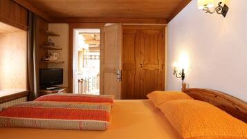 Suite, baignoire à jets | 2 chambres, couette en duvet d'oie, ameublement personnalisé
