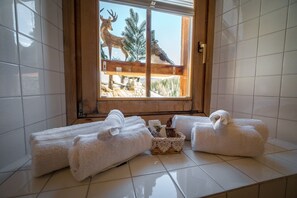 Camera doppia, bagno in camera | Dotazioni del bagno | Set di cortesia gratuito, asciugacapelli, bidet, asciugamani