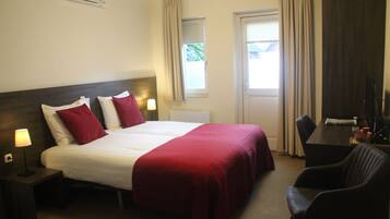 Allergikerbettwaren, Zimmersafe, Schreibtisch, Verdunkelungsvorhänge