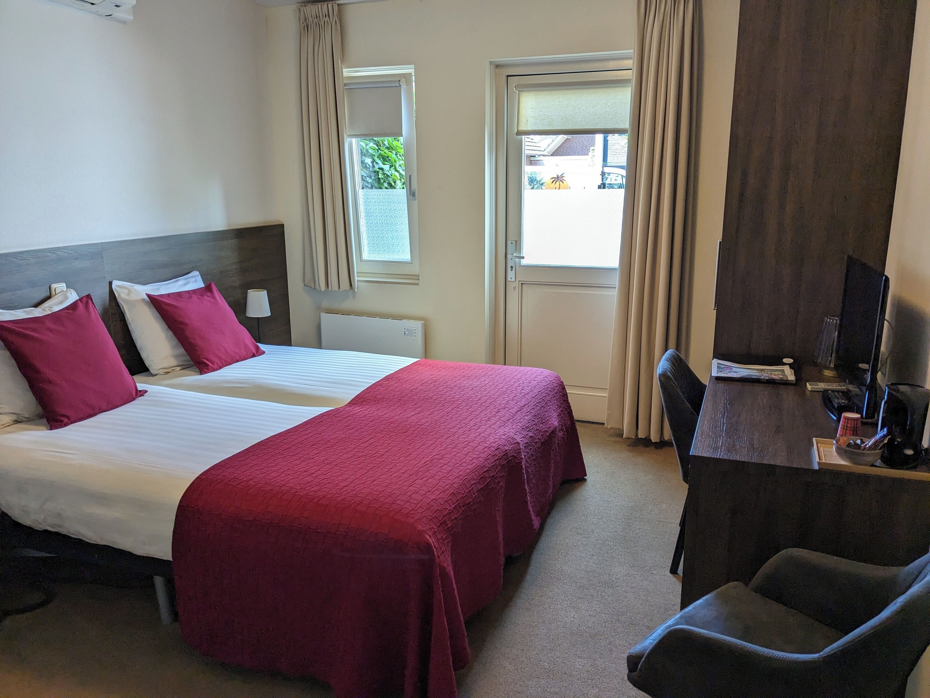 double room, 2 single beds, accessible | hypo-allergenic bedding, in-room safe, desk, blackout curtains