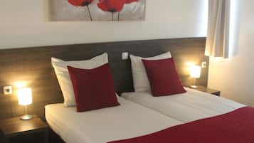 Comfort-Zimmer | Allergikerbettwaren, Zimmersafe, Schreibtisch, Verdunkelungsvorhänge