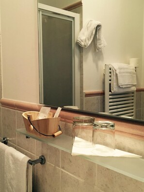 Shower, free toiletries, hair dryer, bidet - Albergo San Lorenzo (Alba)