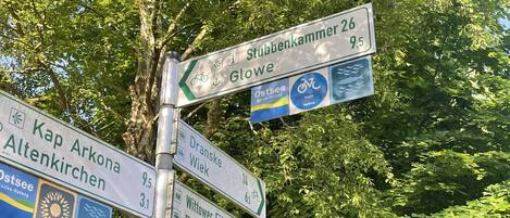 En vejskilte med flere ruteangivelser og afstandsmærker.