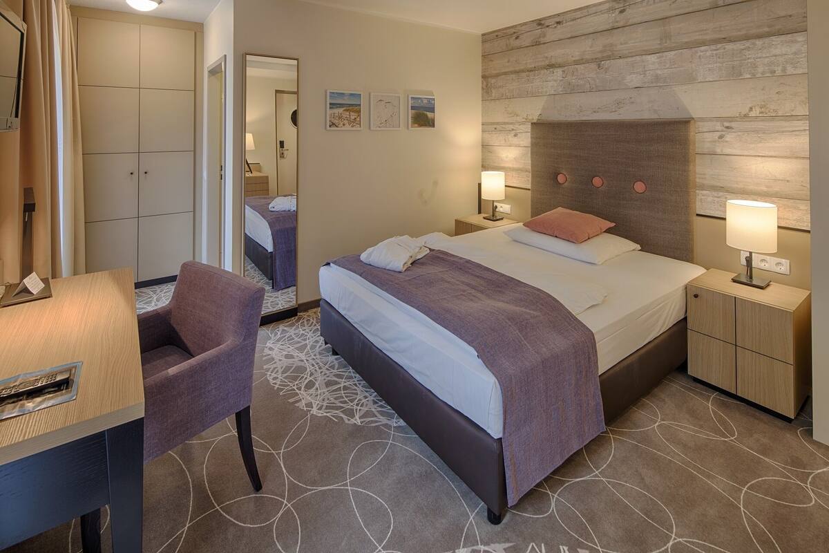 Single Room | Hypo-allergenic bedding available, in-room safe, desk, blackout drapes