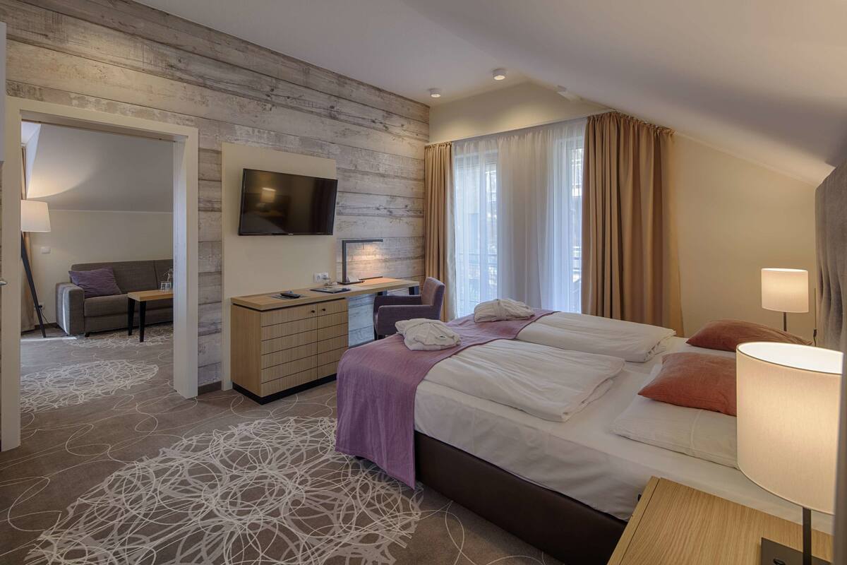 Suite 42m² , 2 Rooms (1 Bedroom) | Hypo-allergenic bedding available, in-room safe, desk, blackout drapes