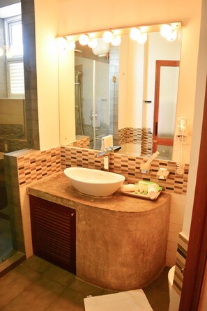 Separate bathtub and shower, free toiletries, hair dryer, bathrobes - Unique Towers Luxury Boutique Suites (Colombo)