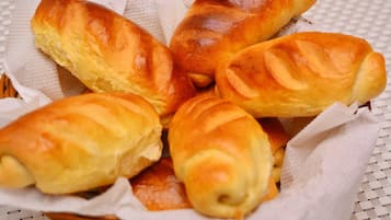 Kori täynnä vastapaistettuja croissantteja.