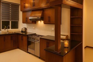 Suite, 4 kamar tidur | Dapur pribadi | Lemari es besar, microwave, oven, dan kompor