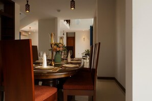 Suite, 4 kamar tidur | Makan di kamar