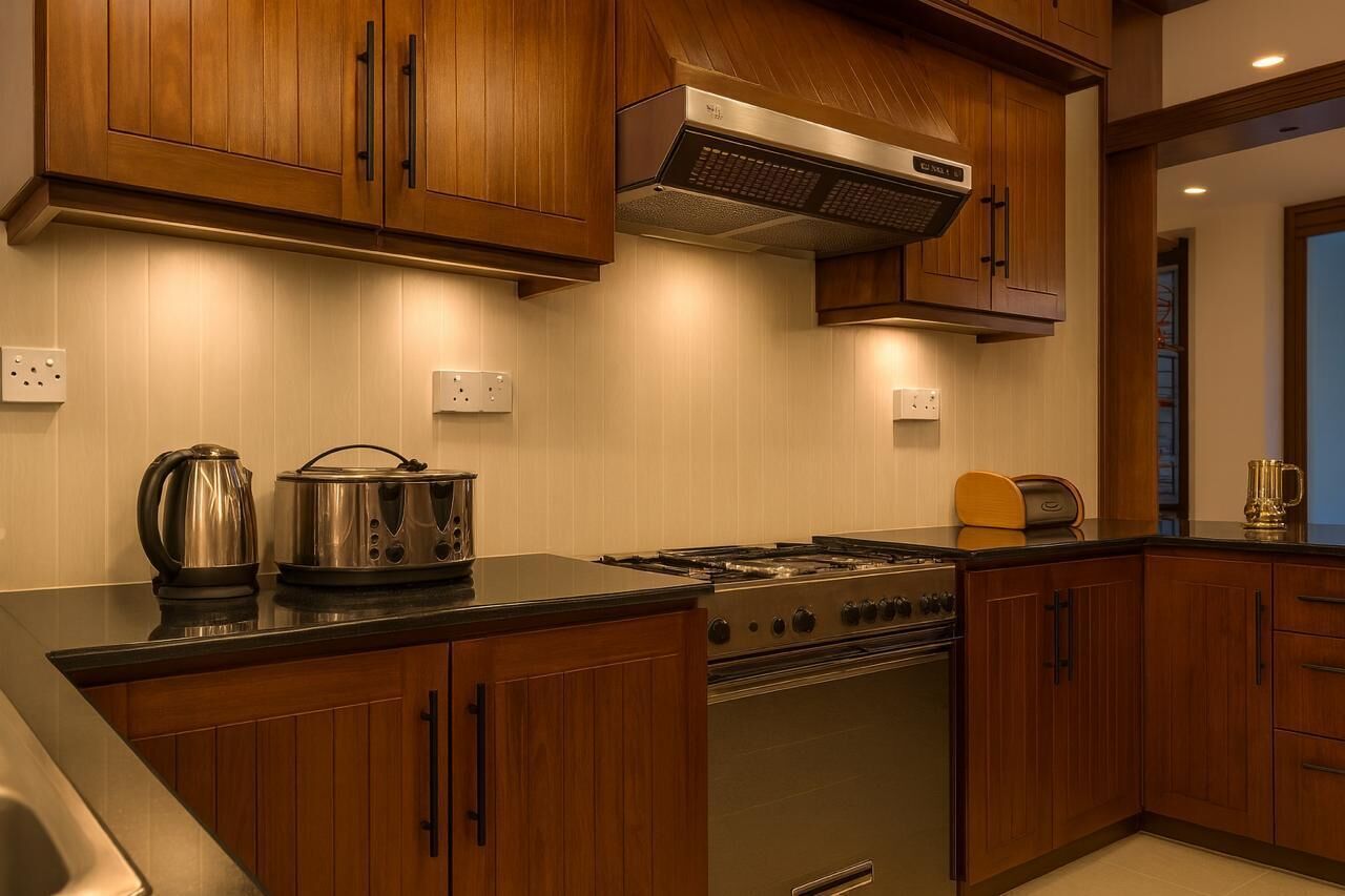 Una cocina moderna con gabinetes de madera, electrodomésticos de acero inoxidable y un horno empotrado.