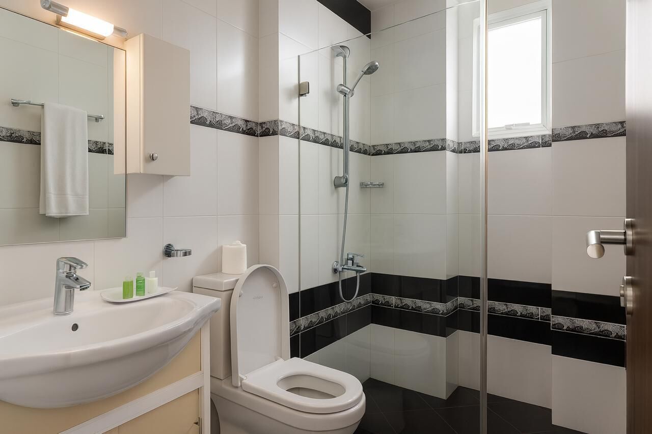 Ein modernes Badezimmer mit Waschbecken, Toilette und Duschkabine.