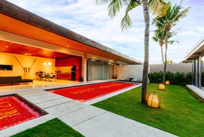 أغطية فراش متميزة وميني بار وخزنة داخل الغرفة ومكتب