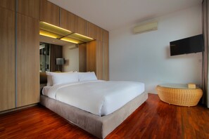 أغطية فراش متميزة وميني بار وخزنة داخل الغرفة ومكتب