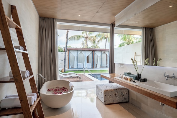 Bộ đồ giường cao cấp, minibar, két bảo mật tại phòng, bàn