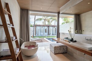 Roupas de cama premium, frigobar, cofres nos quartos, escrivaninha