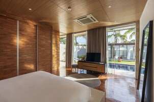 Roupas de cama premium, frigobar, cofres nos quartos, escrivaninha