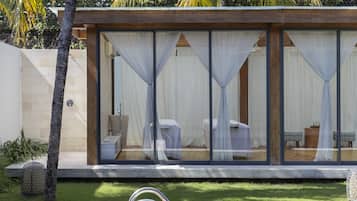 Private spa tub