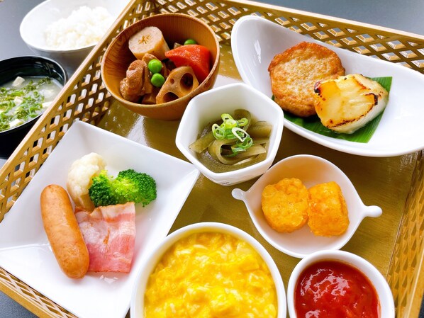 Diversos pratos em uma bandeja, incluindo um pote de arroz, um prato com carne e legumes, um pote de sopa e várias acompanhamentos.