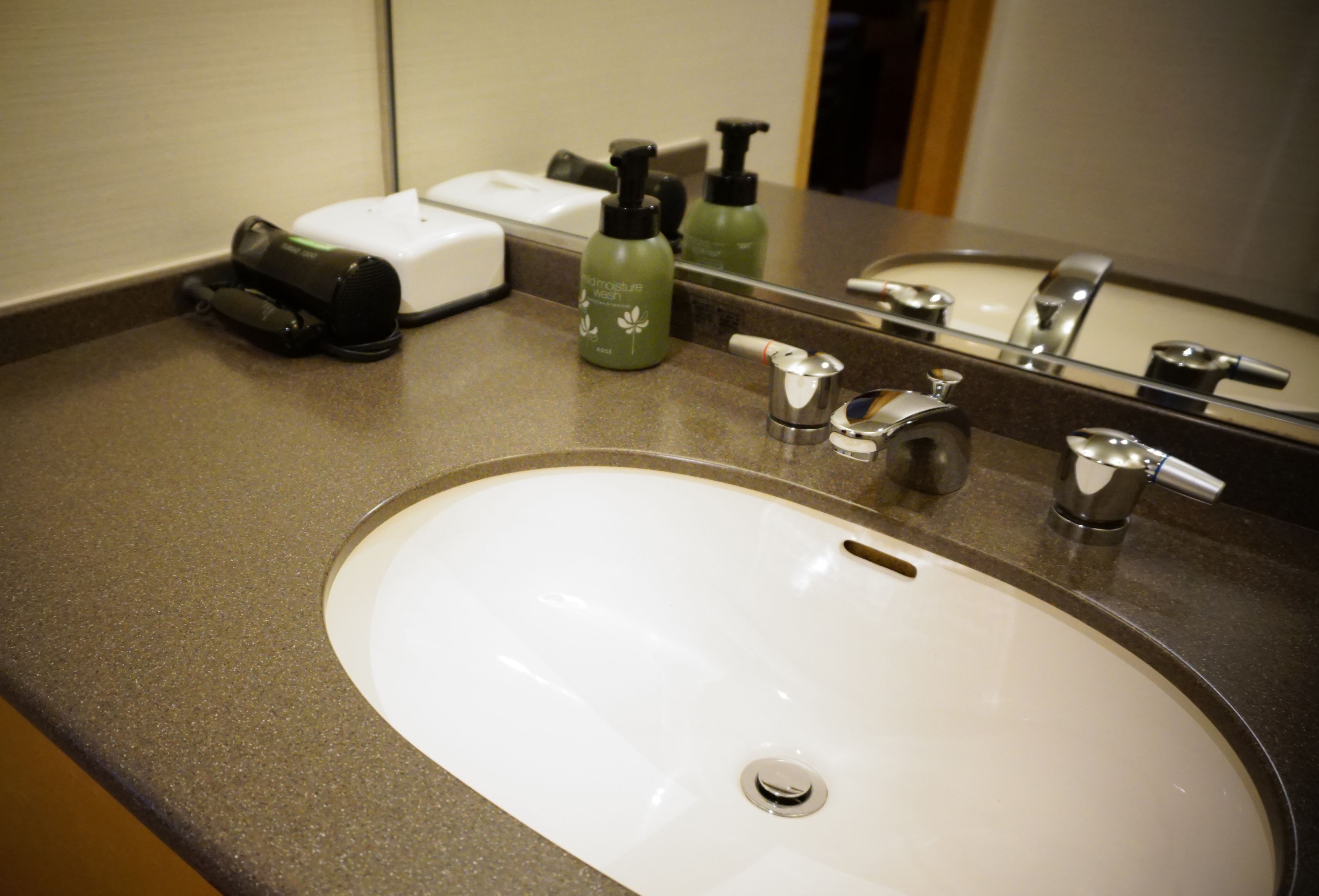 executive twin room, non smoking | bathroom sink