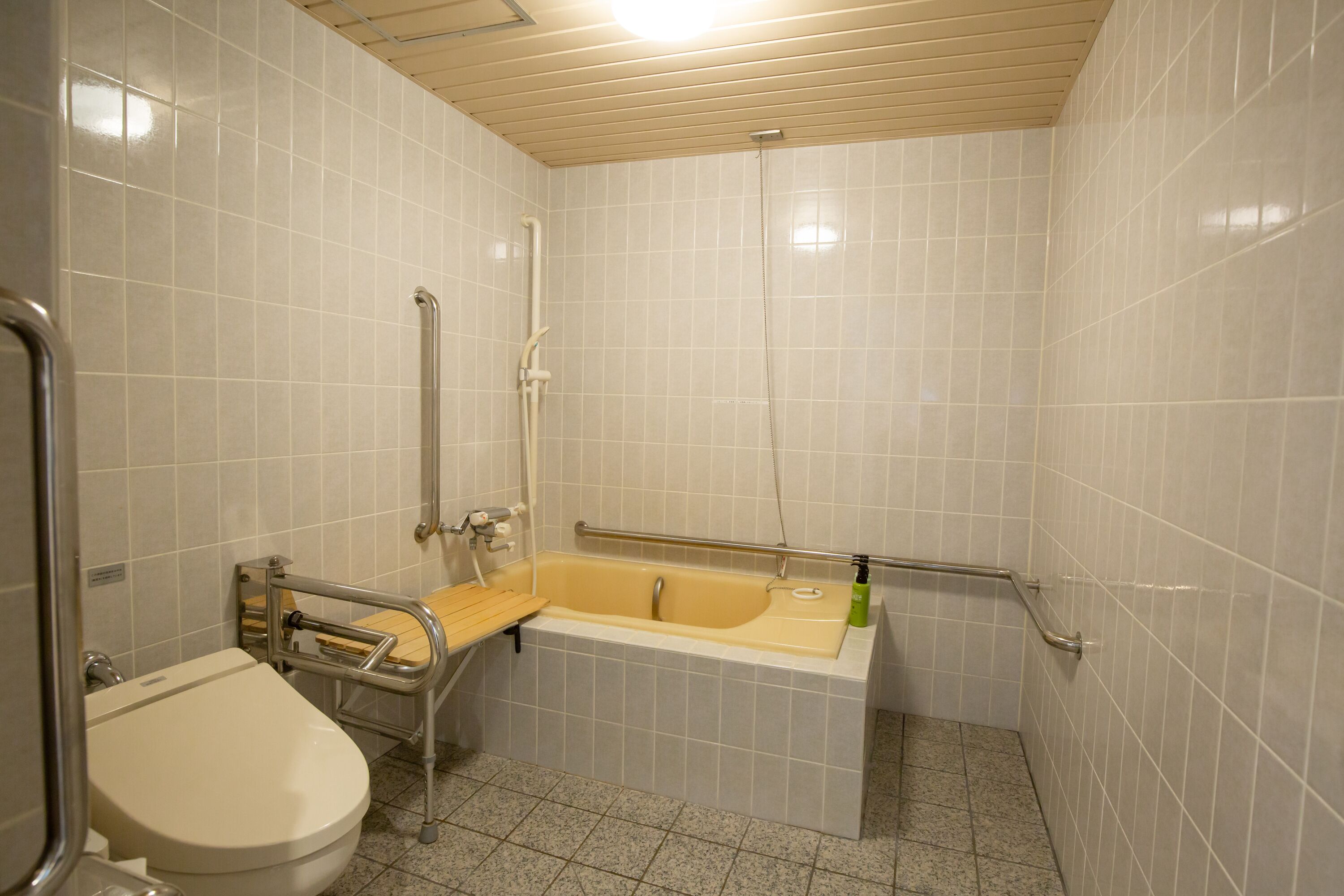 twin room, accessible | bathroom | combined shower/bathtub, free toiletries, slippers, electronic bidet