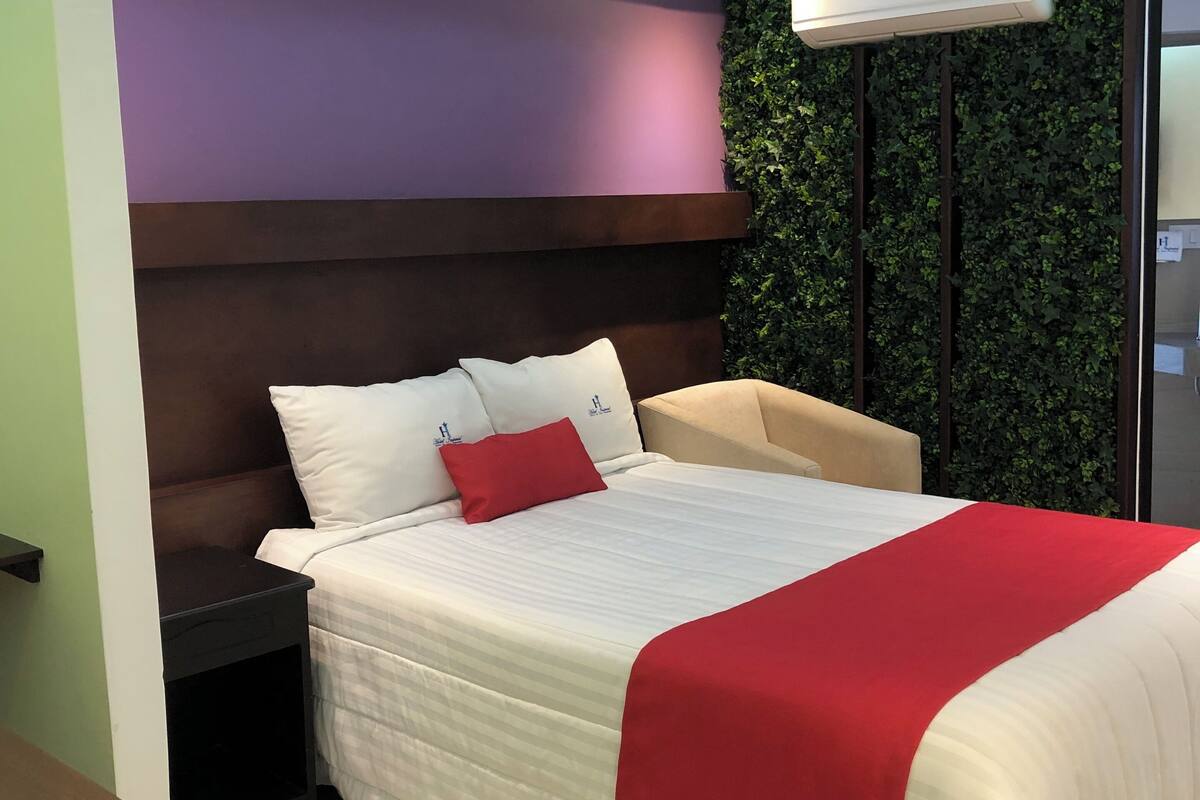 Tabla de planchar con plancha, wifi gratis y ropa de cama