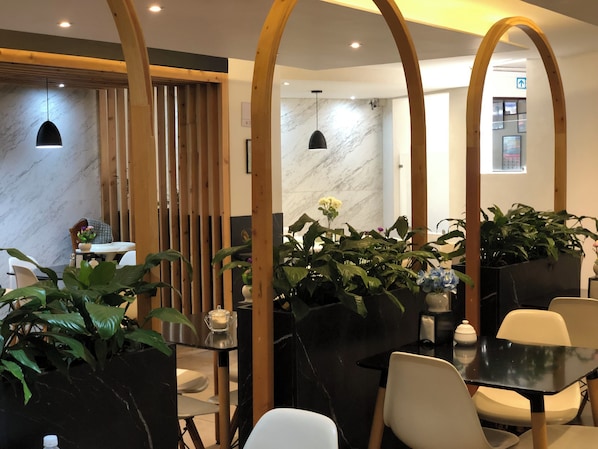 供应早餐、午餐和晚餐