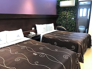 Habitación con 2 camas individuales | Tabla de planchar con plancha, wifi gratis y ropa de cama