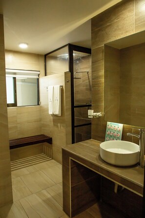 Twin Room | Bathroom | Shower, rainfall showerhead, free toiletries, towels - Hotel Imperial (Xalapa)